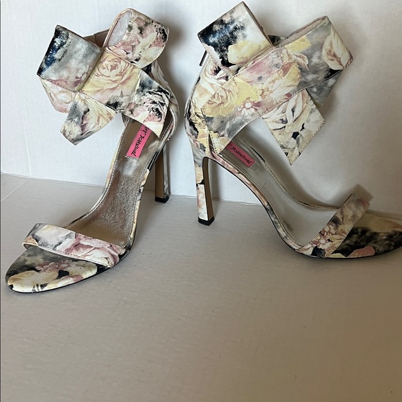 Betsey Johnson Malissa d'Orsay Pump in Multi-color Floral Pattern Oversized Bow - Picture 12 of 12
